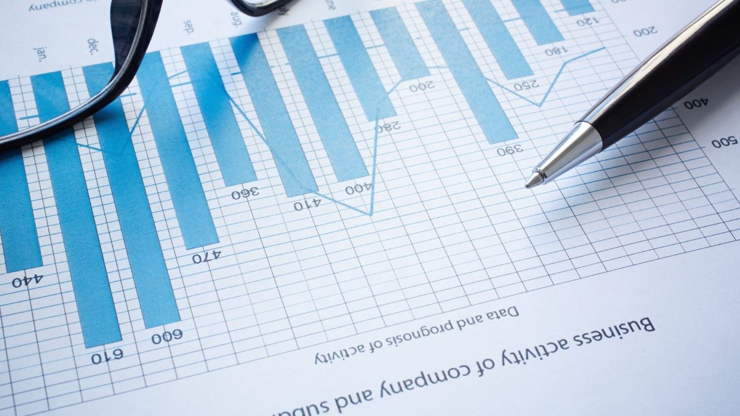Bar chart with pen and glasses.